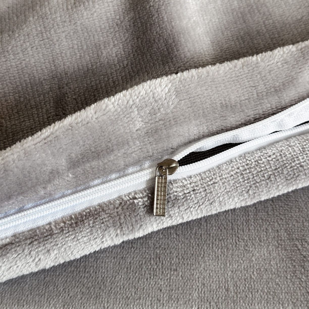 91家纺网 家纺一手货源 找家纺 梓之赫 2025新款230克全消光牛奶绒三件套-简居 简居-灰