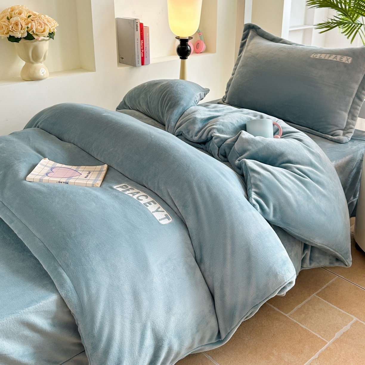 91家纺网 家纺一手货源 找家纺 梓之赫 2025新款230克全消光牛奶绒三件套-简居 简居-蓝