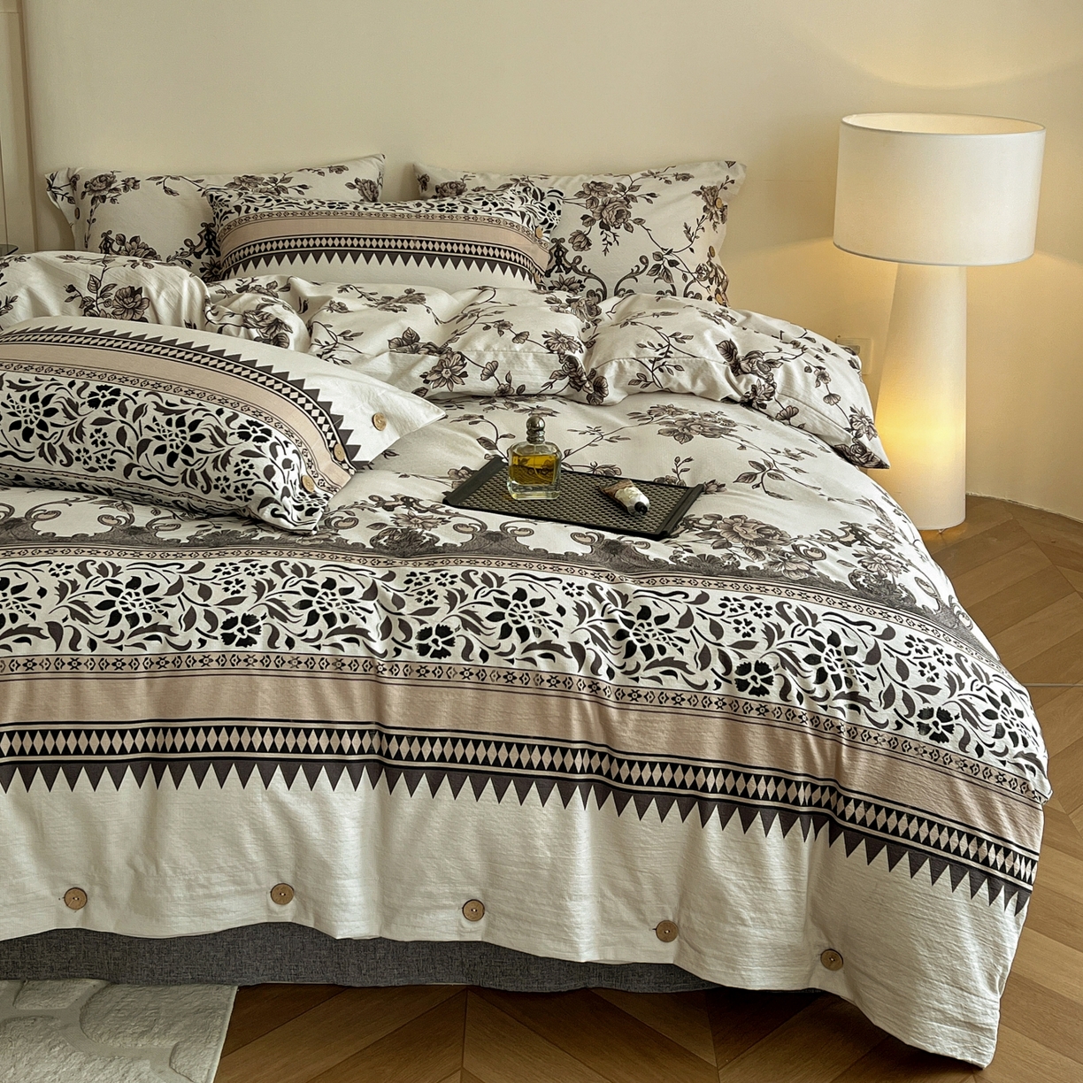 91家纺网 家纺一手货源 找家纺 梵克保罗 2025新款亚麻纽扣款四件套 粉黛