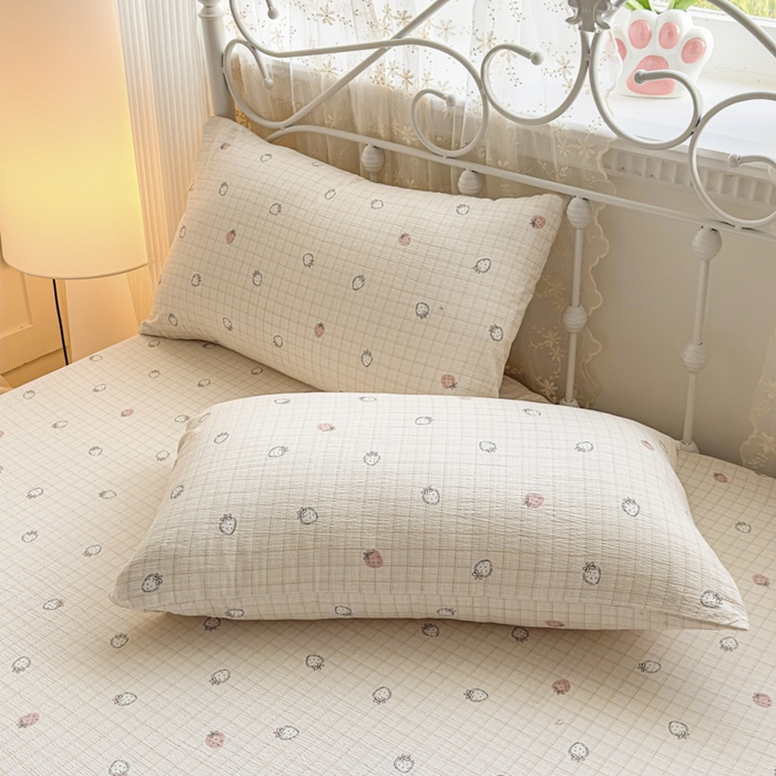 91家纺网 家纺一手货源 找家纺 爱彼家纺 2025新款水洗水洗棉印花床笠单品床笠床笠三件套风格一 格文草莓