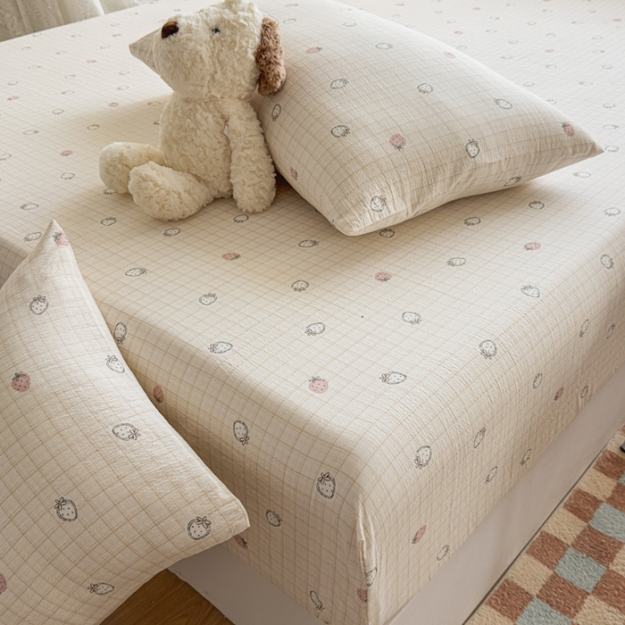 91家纺网 家纺一手货源 找家纺 爱彼家纺 2025新款水洗水洗棉印花床笠单品床笠床笠三件套风格一 格文草莓