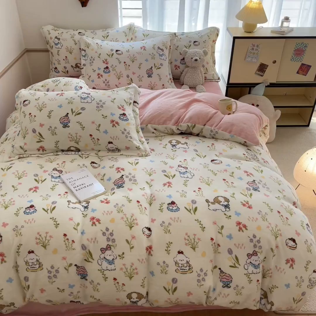 91家纺网 家纺一手货源 找家纺 寻米 2025新款高克重加厚保暖牛奶绒四件套-第二批 小狗茶园-粉