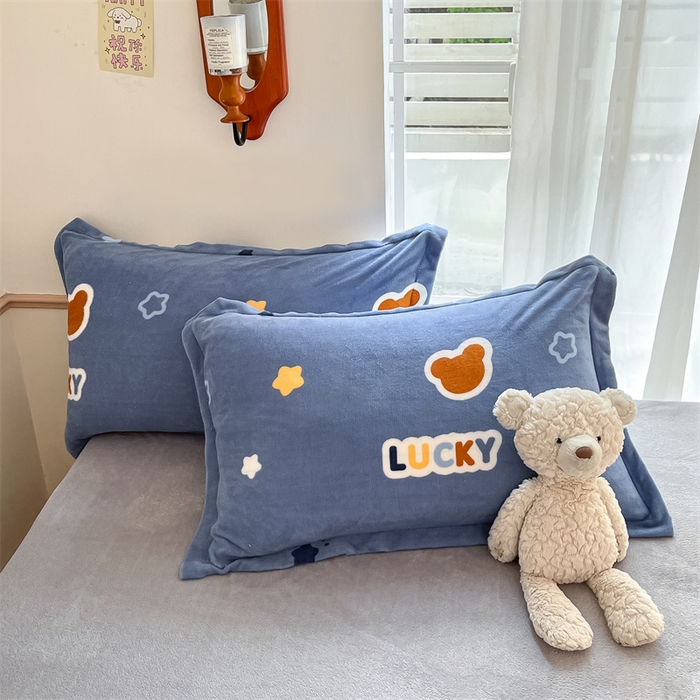 91家纺网 家纺一手货源 找家纺 寻米 2025新款高克重加厚保暖牛奶绒四件套-第二批 小熊梦境