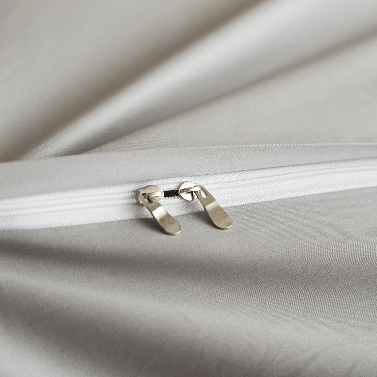 91家纺网 家纺一手货源 找家纺 帝王家纺 2025新款爆款秋冬印花四件套轻奢高级感磨毛超柔亲肤四季款 玫瑰之约-灰