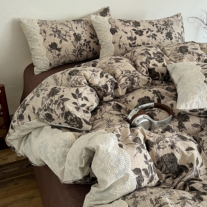 91家纺网 家纺一手货源 找家纺 梵克保罗 2025新款亚麻复古花边系列四件套 茶野