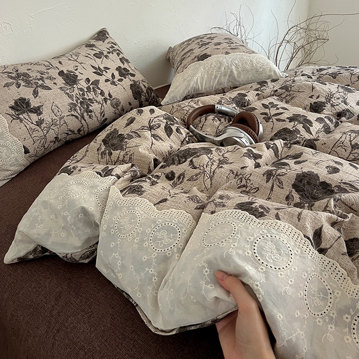 91家纺网 家纺一手货源 找家纺 梵克保罗 2025新款亚麻复古花边系列四件套 茶野