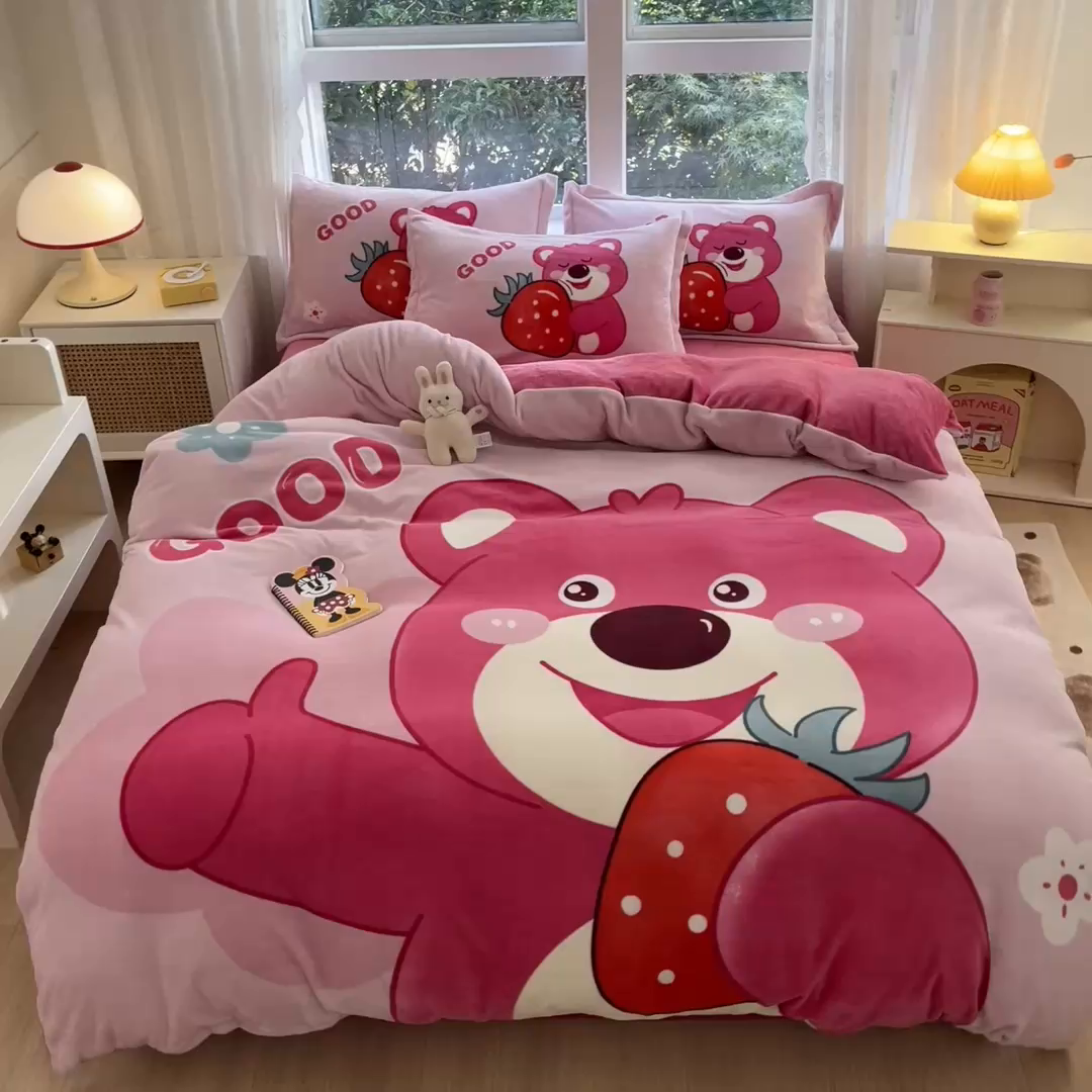 91家纺网 家纺一手货源 找家纺 喜梦缘 2025年新款大版小版卡通牛奶绒四件套 草莓熊