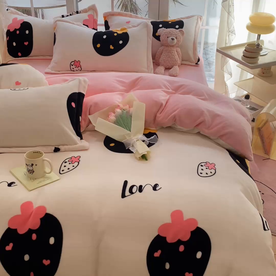 91家纺网 家纺一手货源 找家纺 喜梦缘 2025年新款大版小版卡通牛奶绒四件套 爱心草莓