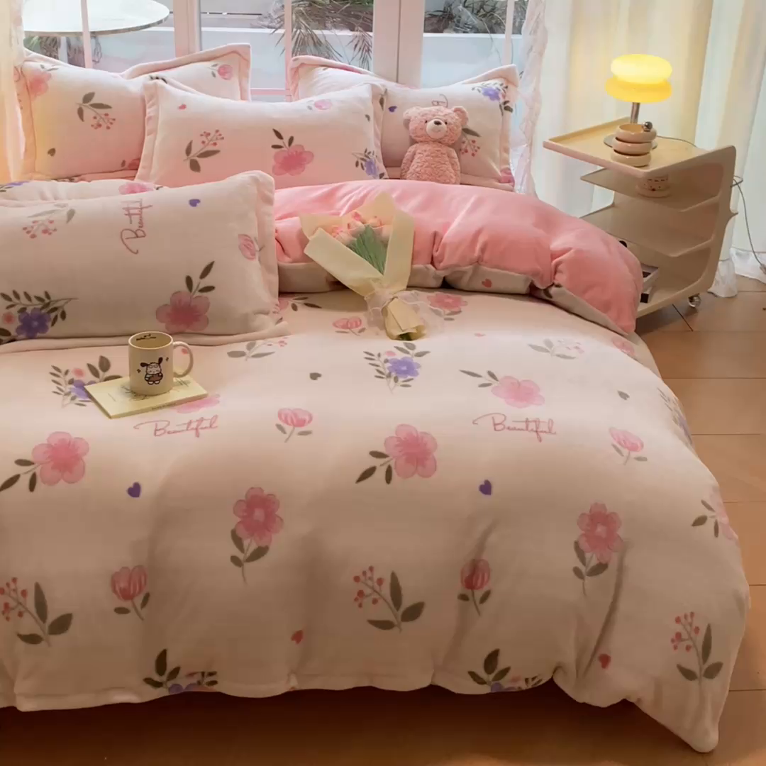 91家纺网 家纺一手货源 找家纺 喜梦缘 2025年新款大版小版卡通牛奶绒四件套 花儿朵朵
