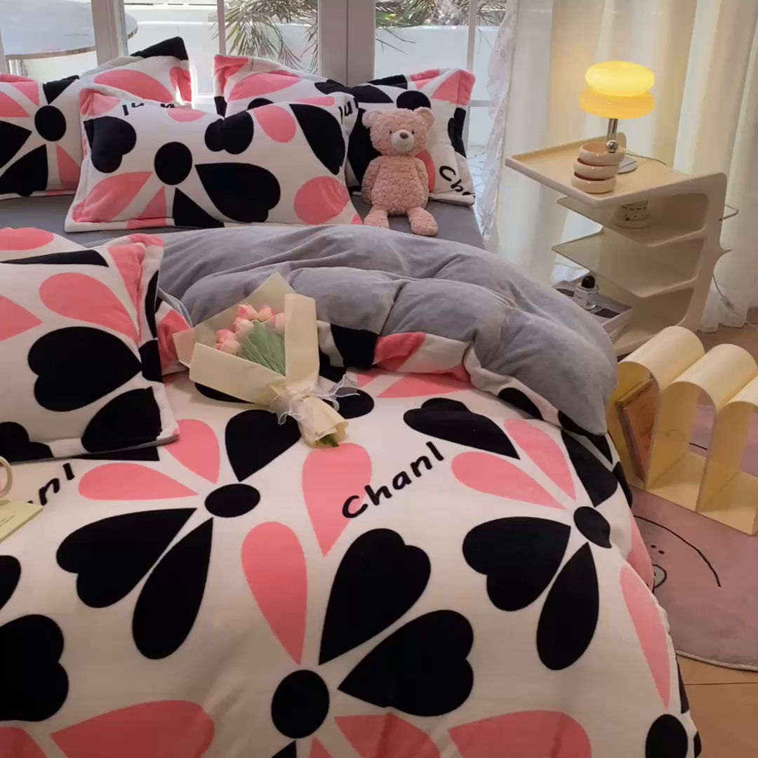 91家纺网 家纺一手货源 找家纺 喜梦缘 2025年新款大版小版卡通牛奶绒四件套 花意