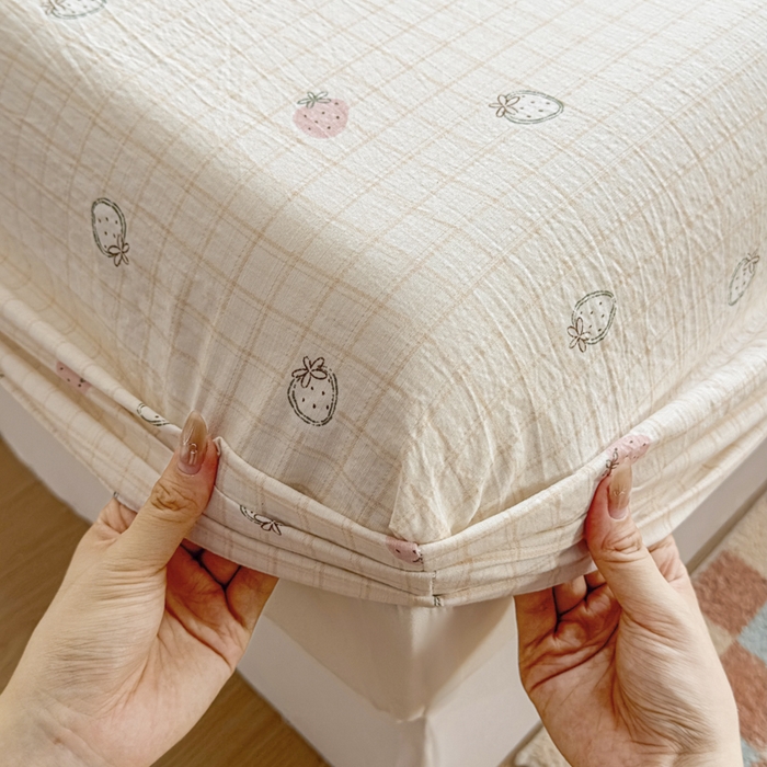 91家纺网 家纺一手货源 找家纺 爱彼家纺 2025新款水洗水洗棉印花床笠单品床笠床笠三件套风格二 格文草莓