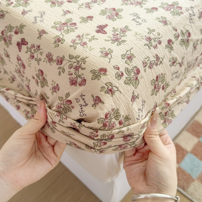 91家纺网 家纺一手货源 找家纺 爱彼家纺 2025新款水洗水洗棉印花床笠单品床笠床笠三件套风格二 莓花蝶语