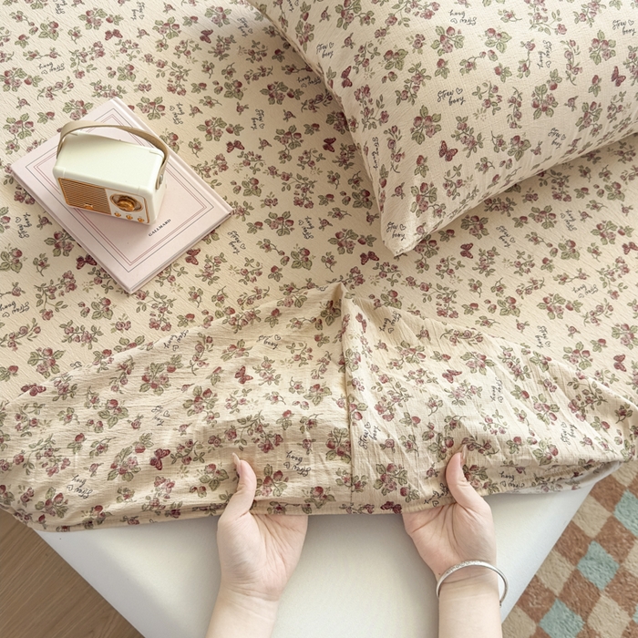 91家纺网 家纺一手货源 找家纺 爱彼家纺 2025新款水洗水洗棉印花床笠单品床笠床笠三件套风格二 莓花蝶语