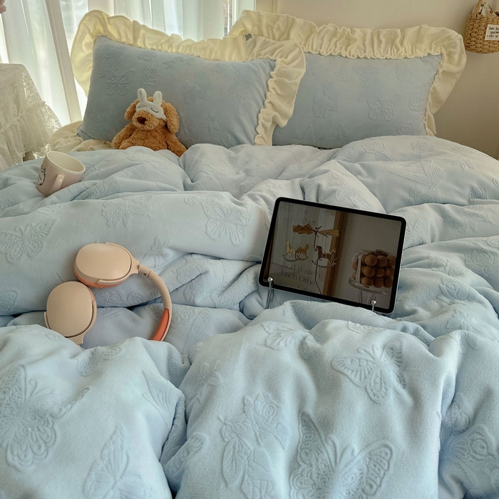 91家纺网 家纺一手货源 找家纺 （总）六巷胡同 2025新款韩版花蝶仙踪A类全消光牛奶绒花边四件套