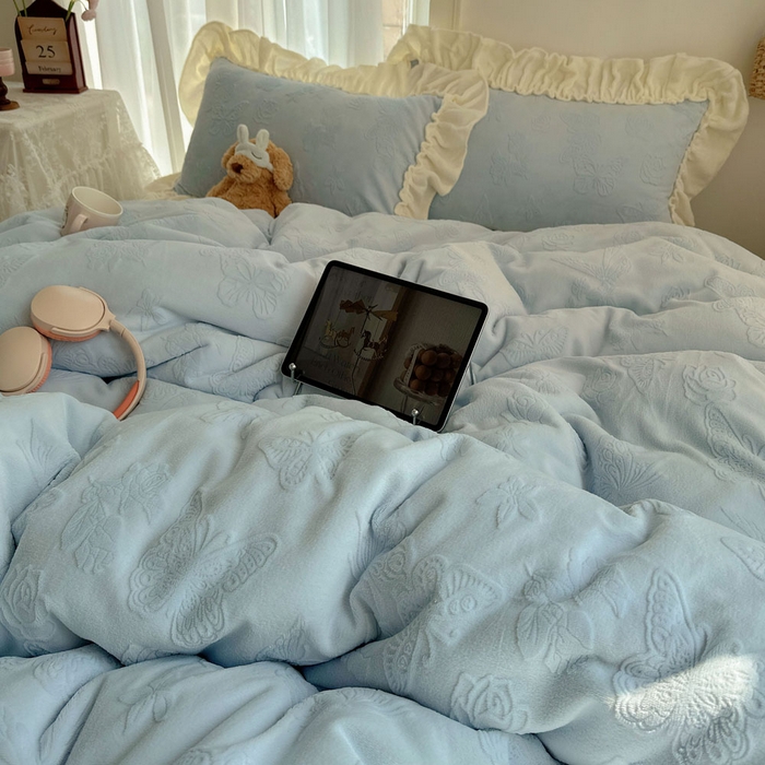 91家纺网 家纺一手货源 找家纺 （总）六巷胡同 2025新款韩版花蝶仙踪A类全消光牛奶绒花边四件套