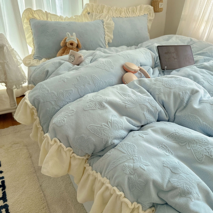 91家纺网 家纺一手货源 找家纺 （总）六巷胡同 2025新款韩版花蝶仙踪A类全消光牛奶绒花边四件套