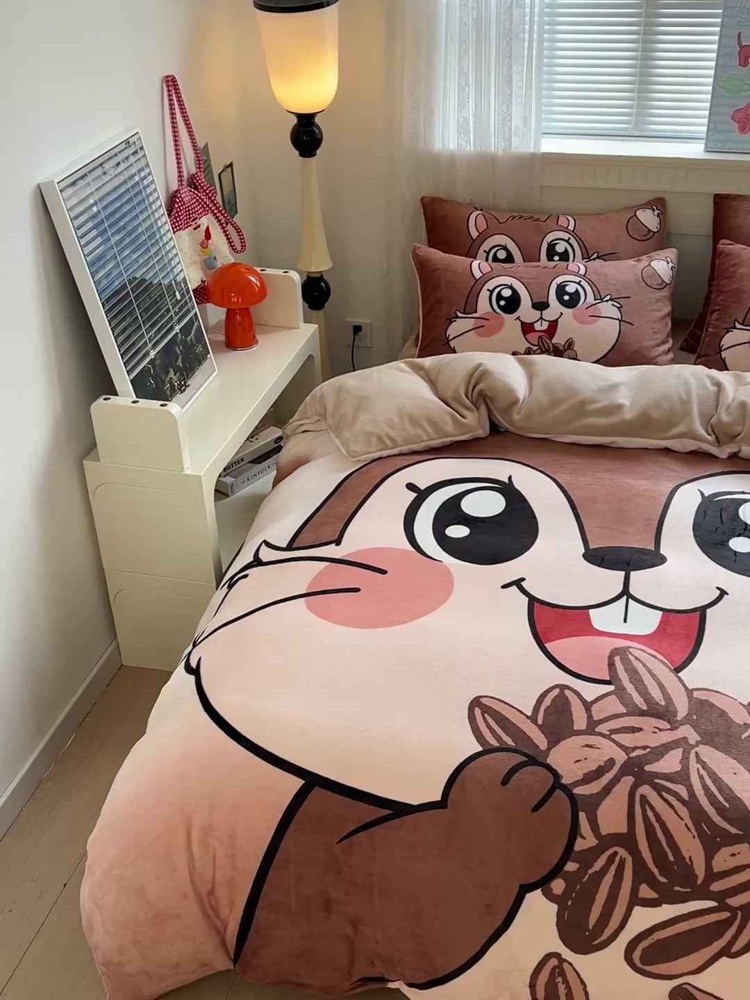 91家纺网 家纺一手货源 找家纺 喜梦缘 2025年新款大版小版卡通牛奶绒四件套 松鼠宝宝