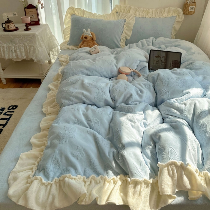 91家纺网 家纺一手货源 找家纺 （总）六巷胡同 2025新款韩版花蝶仙踪A类全消光牛奶绒花边四件套