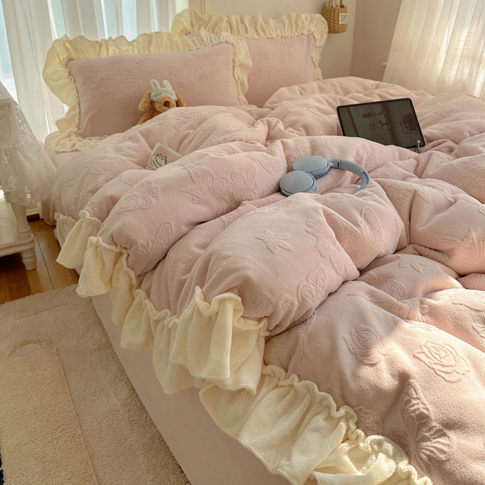 91家纺网 家纺一手货源 找家纺 （总）六巷胡同 2025新款韩版花蝶仙踪A类全消光牛奶绒花边四件套