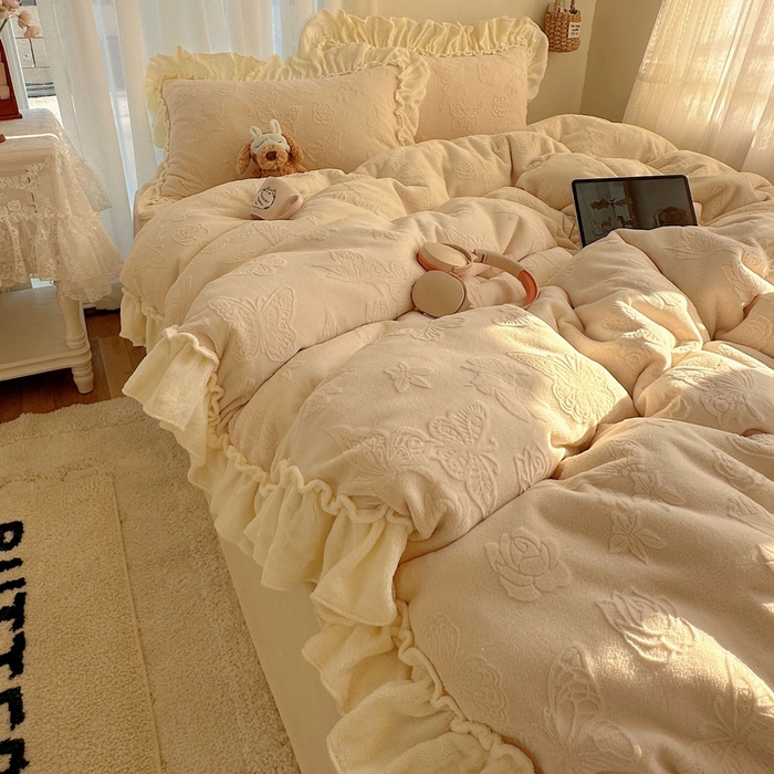 91家纺网 家纺一手货源 找家纺 （总）六巷胡同 2025新款韩版花蝶仙踪A类全消光牛奶绒花边四件套