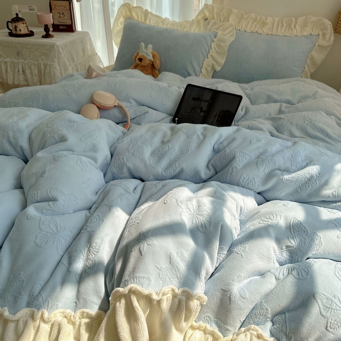 91家纺网 家纺一手货源 找家纺 六巷胡同 2025新款韩版花蝶仙踪A类全消光牛奶绒花边四件套 花蝶仙踪-湖水蓝