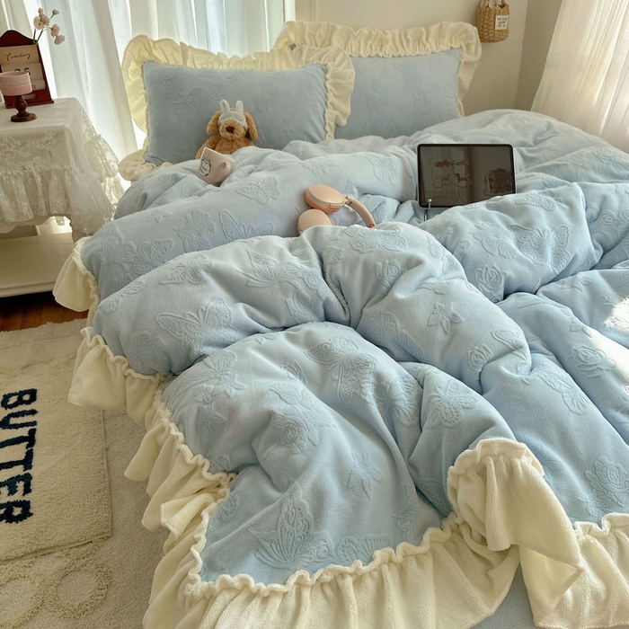 91家纺网 家纺一手货源 找家纺 六巷胡同 2025新款韩版花蝶仙踪A类全消光牛奶绒花边四件套 花蝶仙踪-湖水蓝