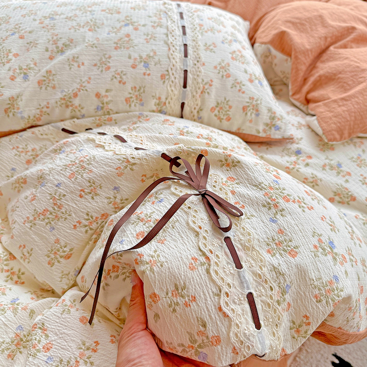 91家纺网 家纺一手货源 找家纺 梵克保罗 2025新款古法水洗棉全棉花边蝴蝶结四件套 可可庄园