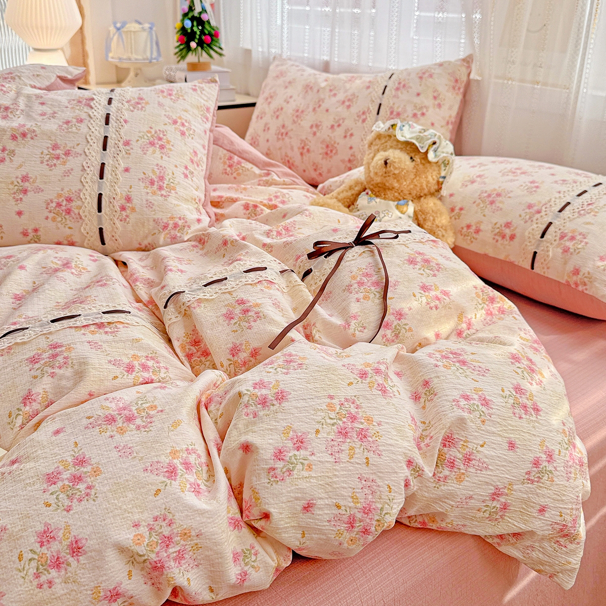 91家纺网 家纺一手货源 找家纺 梵克保罗 2025新款古法水洗棉全棉花边蝴蝶结四件套 雅漫花语