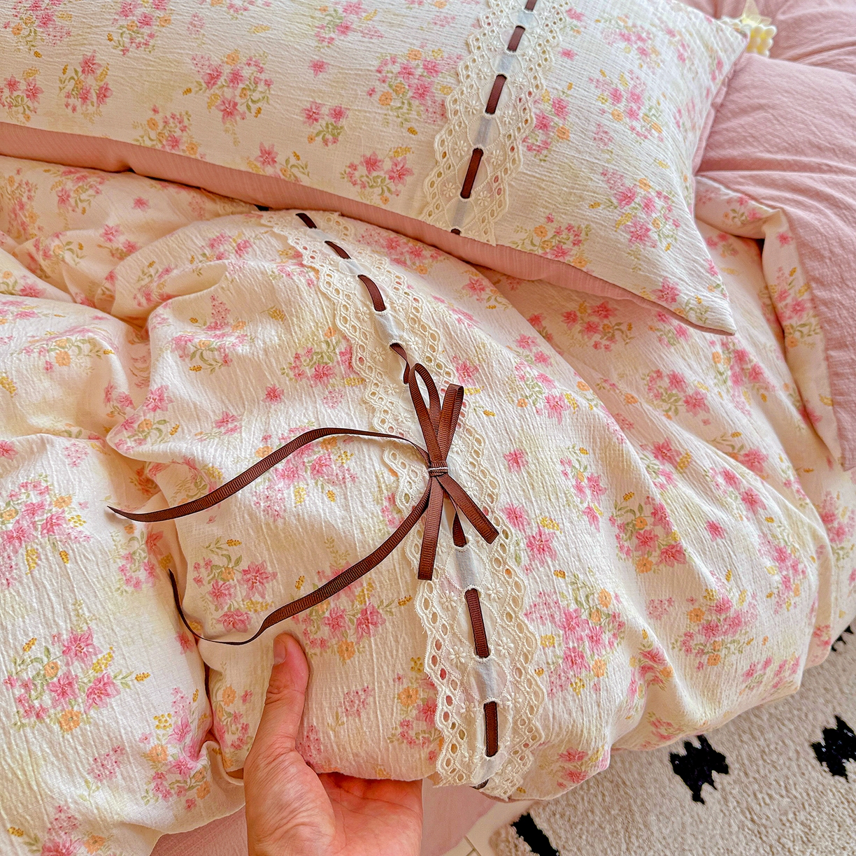 91家纺网 家纺一手货源 找家纺 梵克保罗 2025新款古法水洗棉全棉花边蝴蝶结四件套 雅漫花语