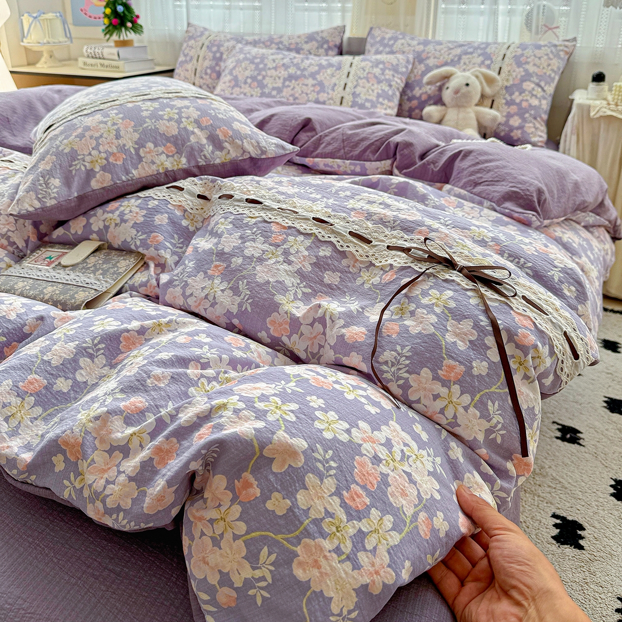 91家纺网 家纺一手货源 找家纺 梵克保罗 2025新款古法水洗棉全棉花边蝴蝶结四件套 花开满园