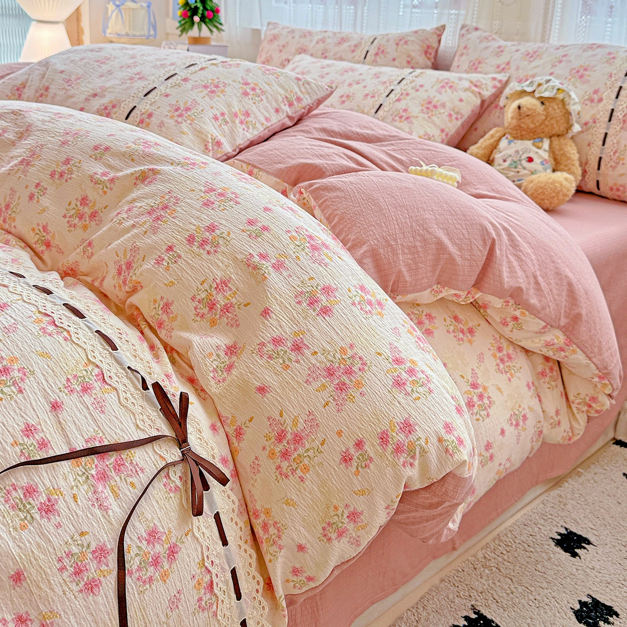 91家纺网 家纺一手货源 找家纺 梵克保罗 2025新款古法水洗棉全棉花边蝴蝶结四件套 雅漫花语