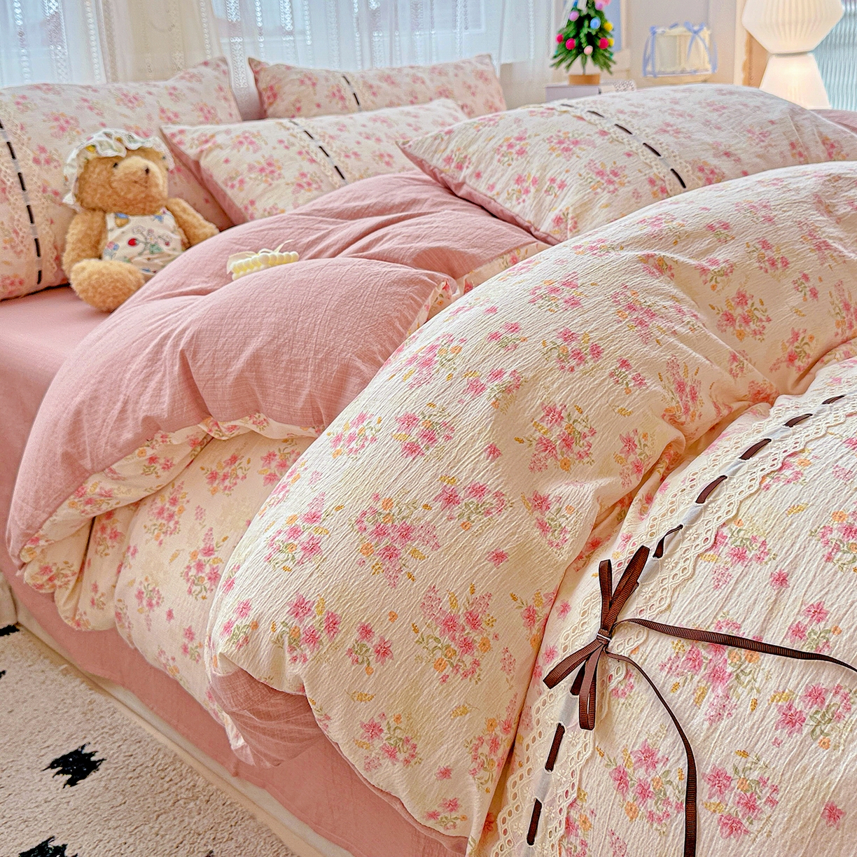 91家纺网 家纺一手货源 找家纺 梵克保罗 2025新款古法水洗棉全棉花边蝴蝶结四件套 雅漫花语