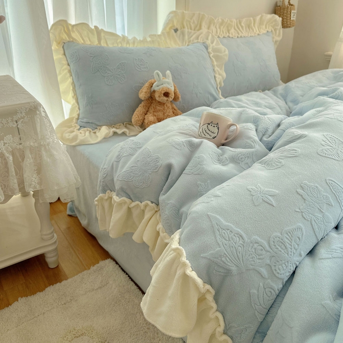 91家纺网 家纺一手货源 找家纺 六巷胡同 2025新款韩版花蝶仙踪A类全消光牛奶绒花边四件套 花蝶仙踪-湖水蓝