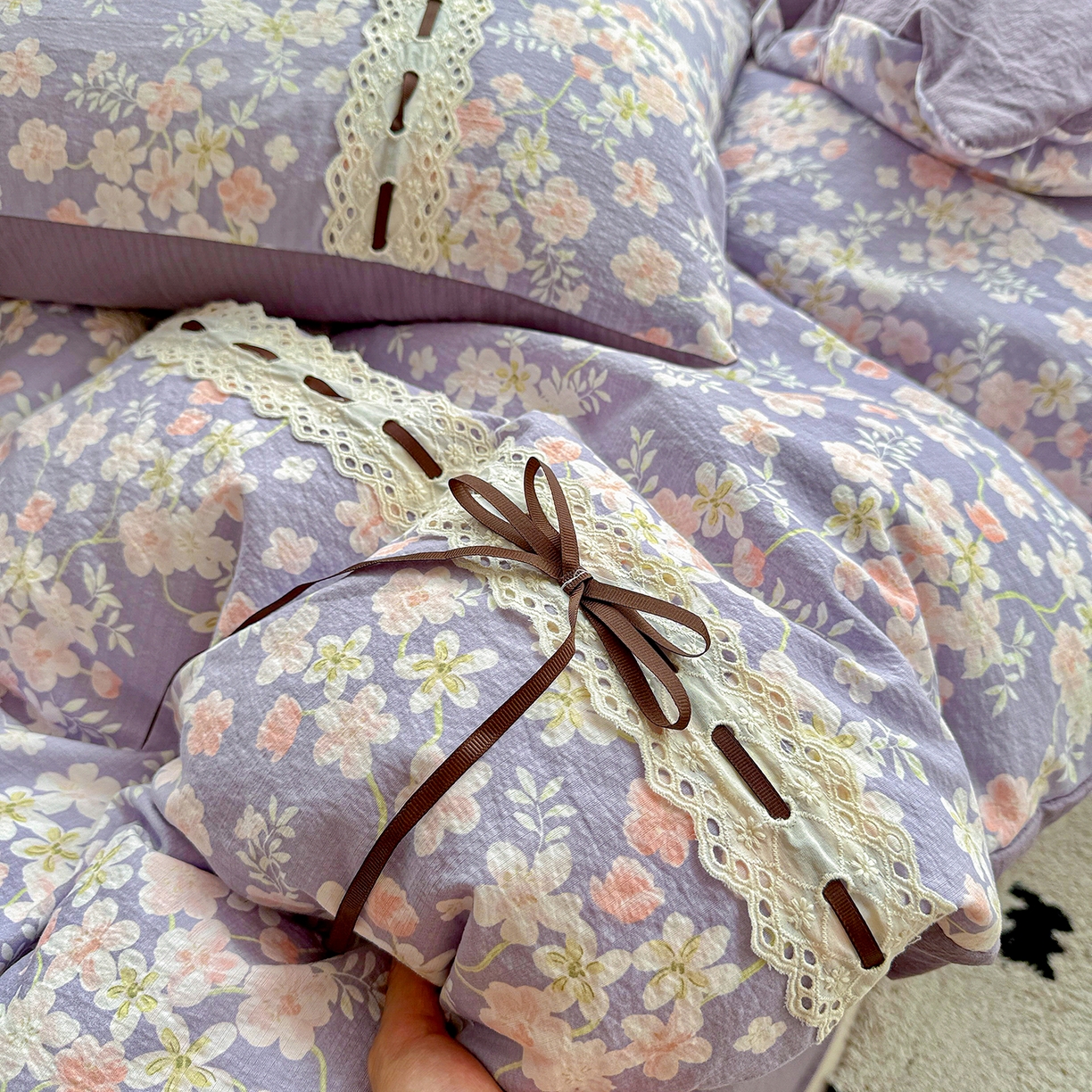 91家纺网 家纺一手货源 找家纺 梵克保罗 2025新款古法水洗棉全棉花边蝴蝶结四件套 花开满园