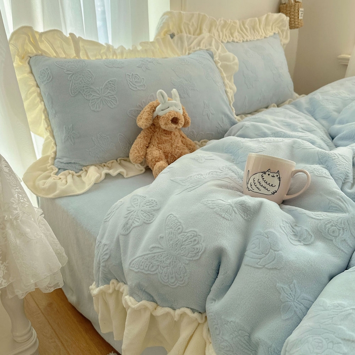 91家纺网 家纺一手货源 找家纺 六巷胡同 2025新款韩版花蝶仙踪A类全消光牛奶绒花边四件套 花蝶仙踪-湖水蓝