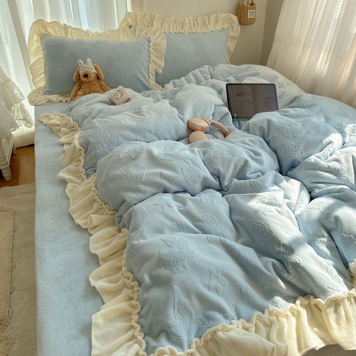 91家纺网 家纺一手货源 找家纺 六巷胡同 2025新款韩版花蝶仙踪A类全消光牛奶绒花边四件套 花蝶仙踪-湖水蓝