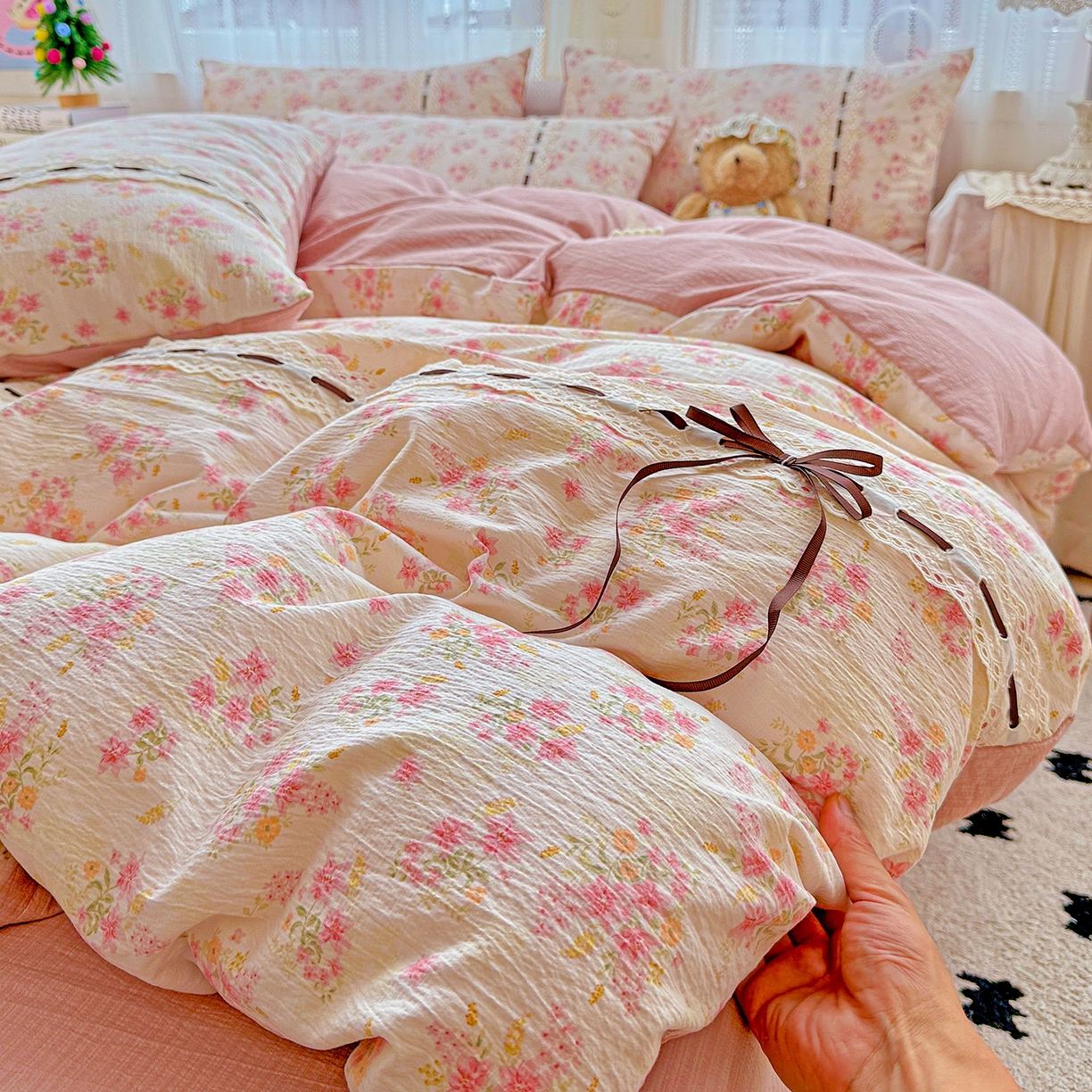 91家纺网 家纺一手货源 找家纺 梵克保罗 2025新款古法水洗棉全棉花边蝴蝶结四件套 雅漫花语