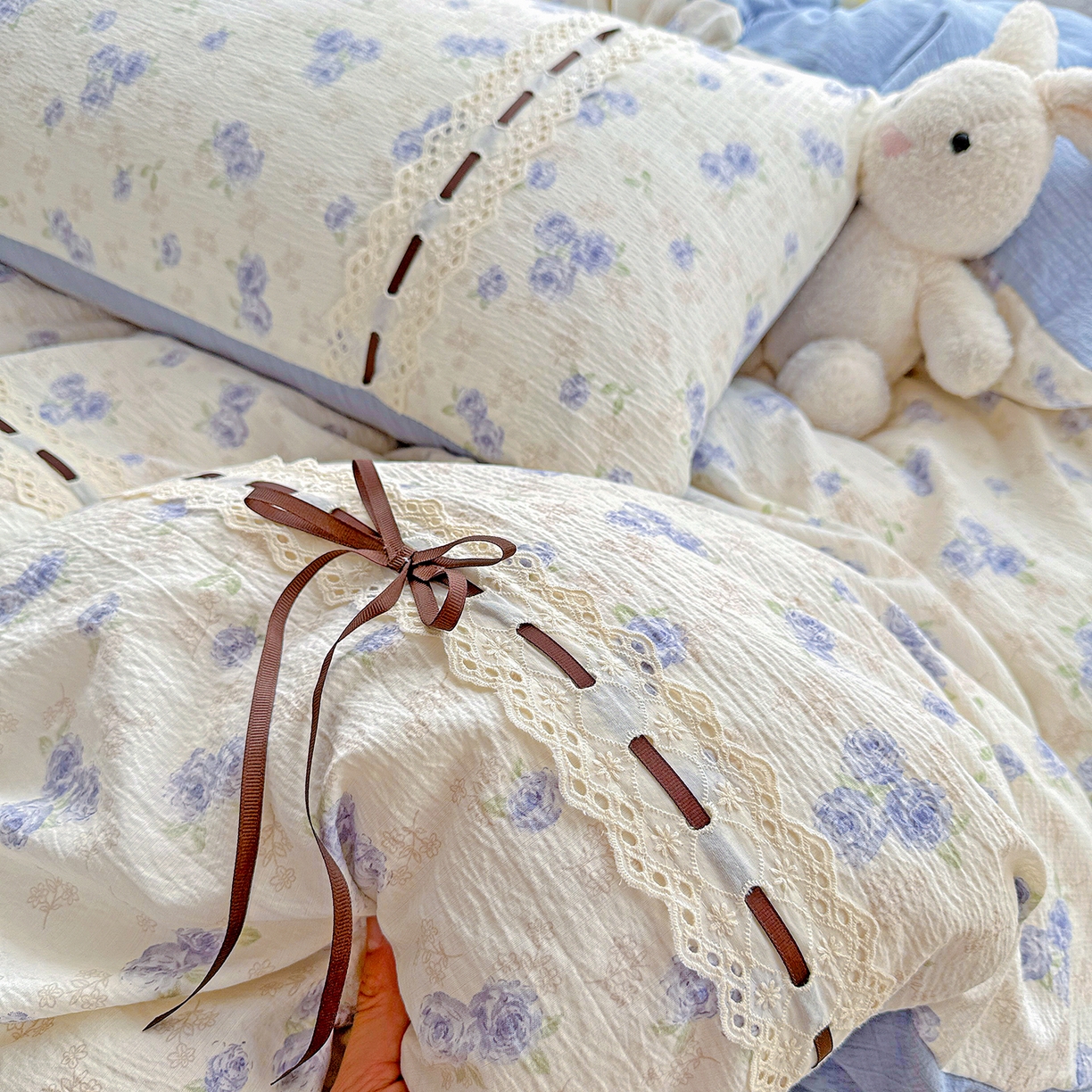 91家纺网 家纺一手货源 找家纺 梵克保罗 2025新款古法水洗棉全棉花边蝴蝶结四件套 暮归十里