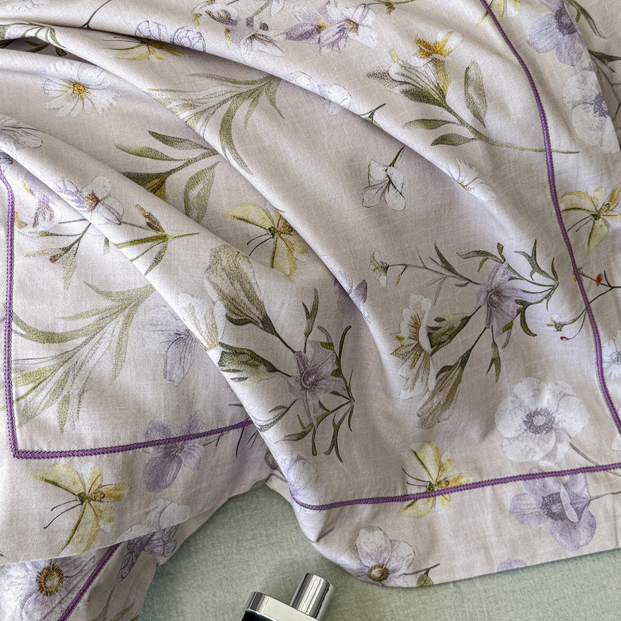 91家纺网 家纺一手货源 找家纺 梵克保罗 2025秋冬新款数码印花全棉磨毛单被套三件套四件套系列 唯有暗香-灰