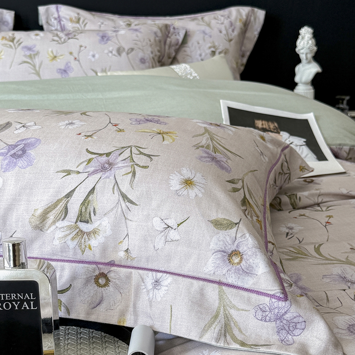 91家纺网 家纺一手货源 找家纺 梵克保罗 2025秋冬新款数码印花全棉磨毛单被套三件套四件套系列 唯有暗香-灰