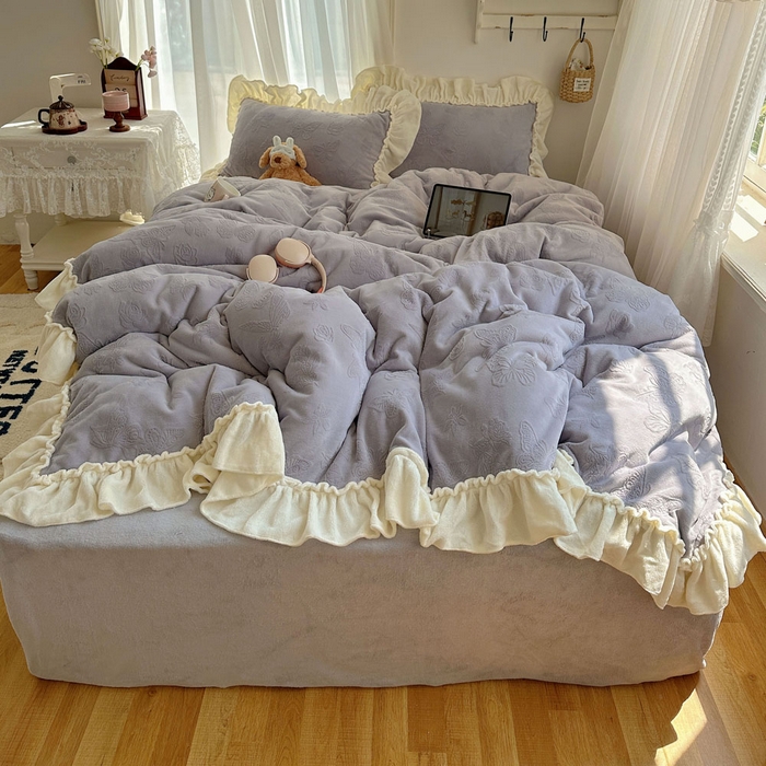 91家纺网 家纺一手货源 找家纺 六巷胡同 2025新款韩版花蝶仙踪A类全消光牛奶绒花边四件套 花蝶仙踪-桔梗紫