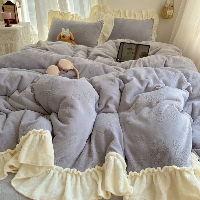 91家纺网 家纺一手货源 找家纺 六巷胡同 2025新款韩版花蝶仙踪A类全消光牛奶绒花边四件套 花蝶仙踪-桔梗紫