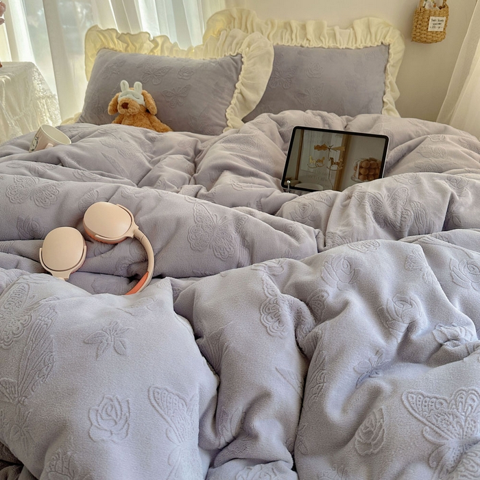 91家纺网 家纺一手货源 找家纺 六巷胡同 2025新款韩版花蝶仙踪A类全消光牛奶绒花边四件套 花蝶仙踪-桔梗紫