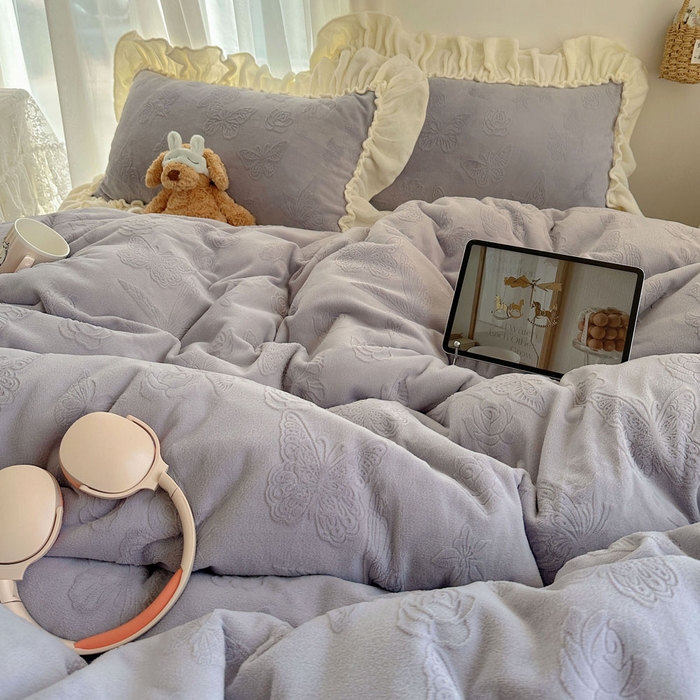 91家纺网 家纺一手货源 找家纺 六巷胡同 2025新款韩版花蝶仙踪A类全消光牛奶绒花边四件套 花蝶仙踪-桔梗紫