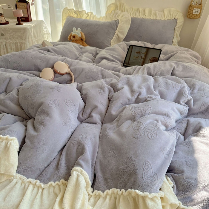 91家纺网 家纺一手货源 找家纺 六巷胡同 2025新款韩版花蝶仙踪A类全消光牛奶绒花边四件套 花蝶仙踪-桔梗紫