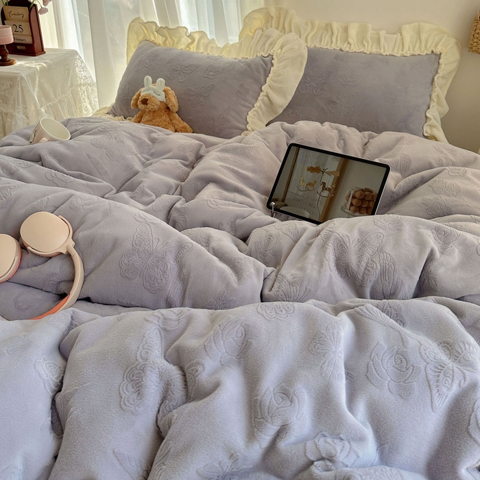 91家纺网 家纺一手货源 找家纺 六巷胡同 2025新款韩版花蝶仙踪A类全消光牛奶绒花边四件套 花蝶仙踪-桔梗紫