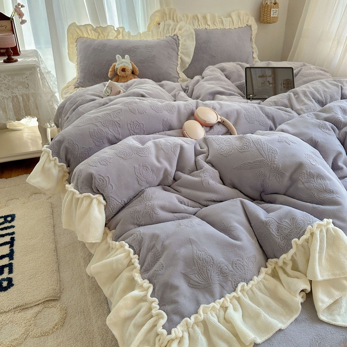 91家纺网 家纺一手货源 找家纺 六巷胡同 2025新款韩版花蝶仙踪A类全消光牛奶绒花边四件套 花蝶仙踪-桔梗紫