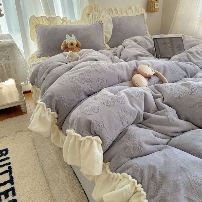 91家纺网 家纺一手货源 找家纺 六巷胡同 2025新款韩版花蝶仙踪A类全消光牛奶绒花边四件套 花蝶仙踪-桔梗紫