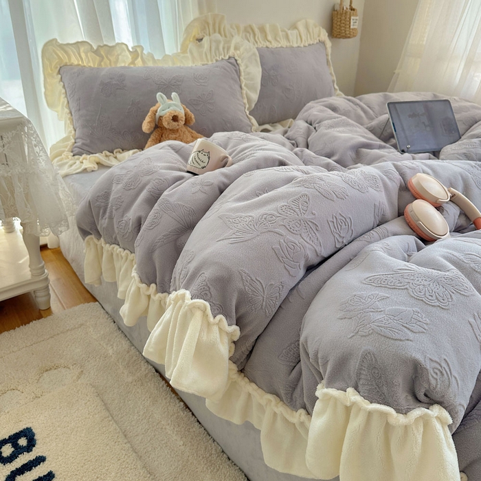 91家纺网 家纺一手货源 找家纺 六巷胡同 2025新款韩版花蝶仙踪A类全消光牛奶绒花边四件套 花蝶仙踪-桔梗紫