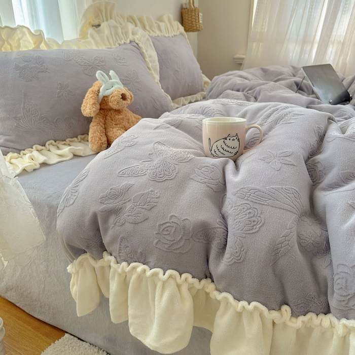 91家纺网 家纺一手货源 找家纺 六巷胡同 2025新款韩版花蝶仙踪A类全消光牛奶绒花边四件套 花蝶仙踪-桔梗紫